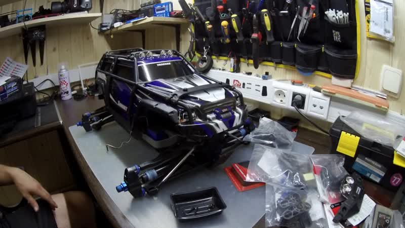 Traxxas E REVO c коркой от