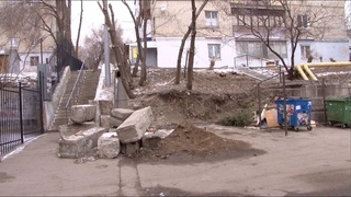 На набережной в Саратове больше двух месяцев не могут восстановить подпорную стенку
