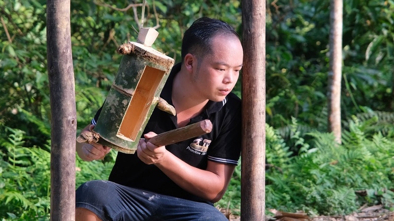 Knocking gong to create a habit when feeding fish. Primitive Skills