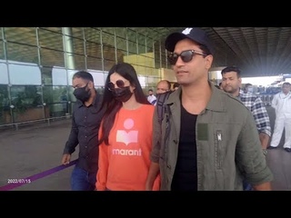 Katrina Kaif Vicky Kaushal spotted at Mumbai airport