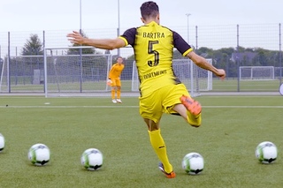 freekickerz vs BVB Pro’s - ULTIMATE FOOTBALL CHALLENGES in new BVB CL Shirt