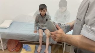 Доктор Мати комментирует лечение ноги Магомеда, ортопед Жога делает стельку в клинике Династия