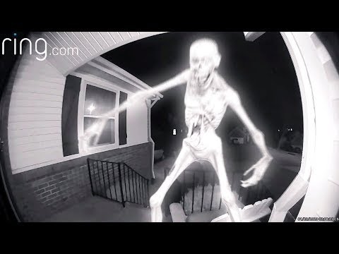 Странное Существо появляется перед камерой дверного