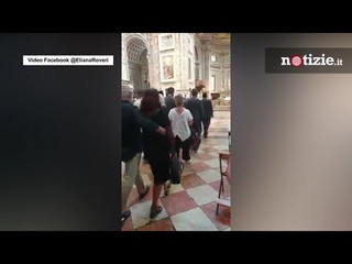 Funerale Giuseppe De Donno, lungo applauso all’arrivo del feretro in chiesa