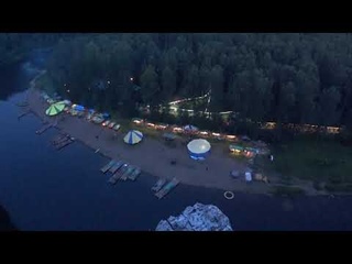 Чусовая. Омутной камень . Прыжок с парашюта (Крыло). Вечером полным ходом идёт аншлаг . Пошла жара