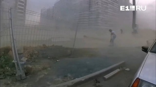 Оконная рама упала в метре от ребёнка. Real Video