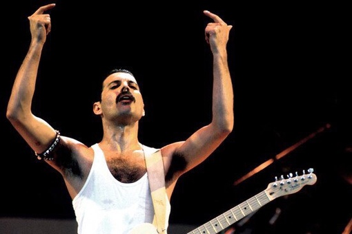 Меркьюри фредди меркьюри. Queen фредди меркьюри. Queen фредди меркьюри. Freddie mercury yellow jacket. Фредди меркьюри фото.