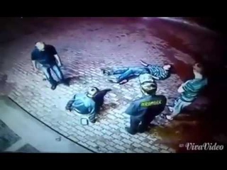 Дед боксер раскидал гопников