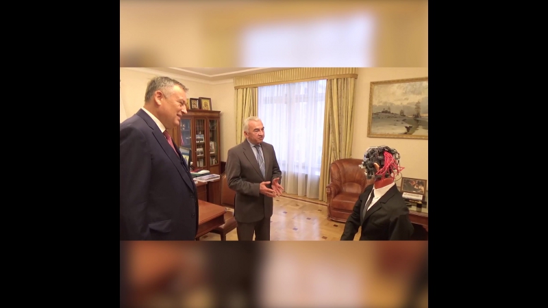 Робот в костюме и с розовыми волосами представит бюджет