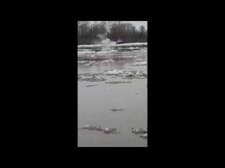 Понтонный мост в Гоньбе. Часть моста унесло ледоходом.