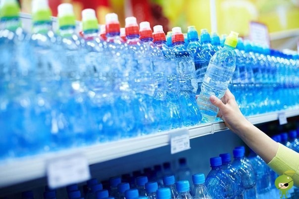 Как производители бутилированной воды обманывают людей. 1. Бутылка воды емкостью 0,5 л стоит в магазине 35 рублей. Следовательно, литр обойдется вам в 70 рублей. Для сравнения, литр бензина