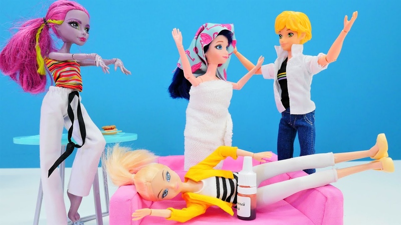 Chloe intenta estropear la cita de Marinette y Adrien. Muñecas Barbie y Lady Bug. Vídeos para