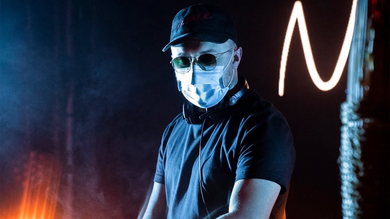 человек идет к цели. человек на вершине горы.