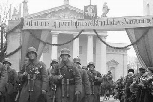 Мигранты на польской границе. Митинги литва 1991. Литва туризм. Флаг литвы башня. Беженцы в литве.