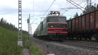 Электровоз 2ЭС4К-043 с грузовым поездом и электровоз ВЛ10-1136 с грузовым поездом