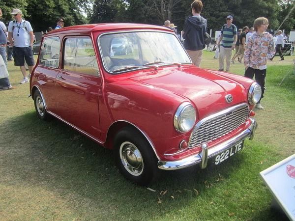 MINI (ПРОИЗВОДИЛСЯ С 1958 - 2000 ГОДЫ) 1956 году Леонард Лорд собрал команду из 8 человек и они начали трудиться над максимально компактным автомобилем. Машина с габаритами 3×1,2×1,2 м должна