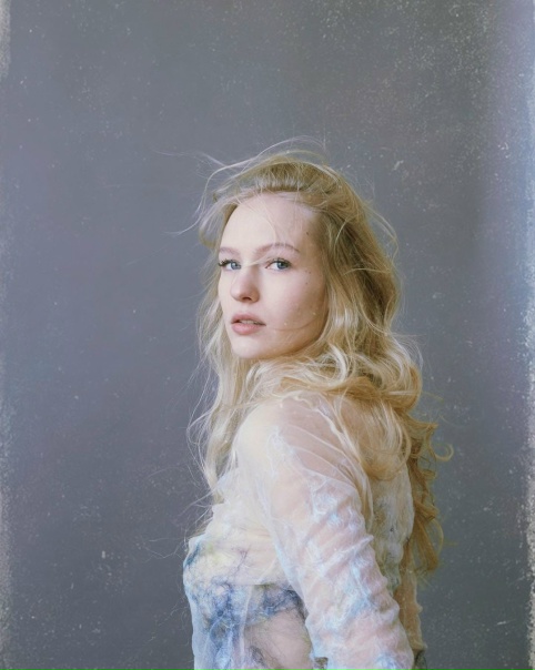 Инга Берман в стильном образе в духе 1970-х и другие гости бранча VOICE FILM x M