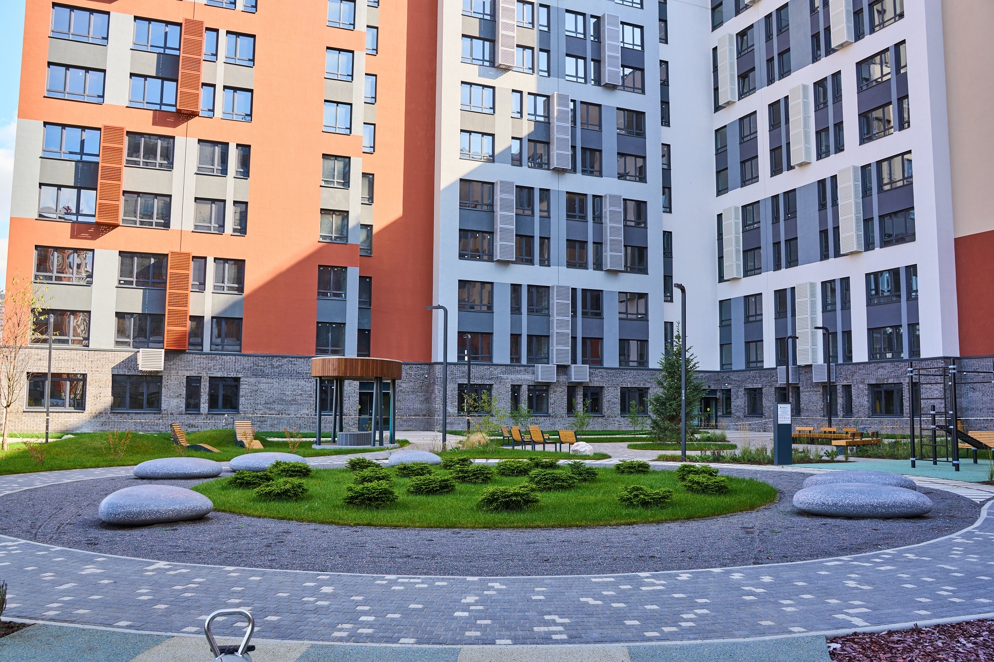 - В цветовой палитре нового жилого дома в проекте «Переделкино Ближнее» присутствуют различные природные оттенки – от светло-бежевого до темно-коричневого.