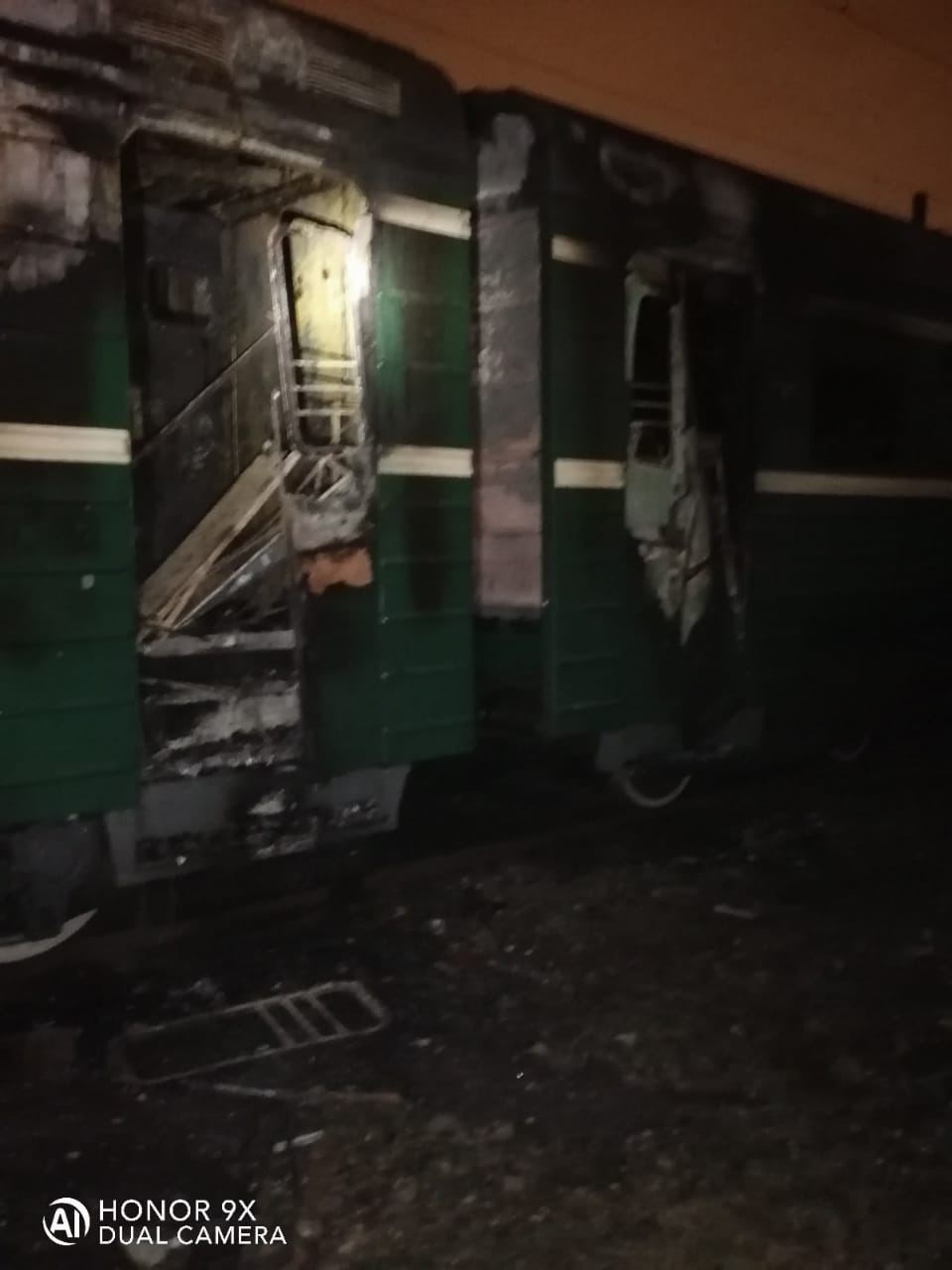 ВАГОНАМ СГОРЕВШЕЙ СЕГОДНЯ РЕТРО-ЭЛЕКТРИЧКИ ЭР2К-980, ПОХОЖЕ, НАШЛИ ЗАМЕНУ Это картинка