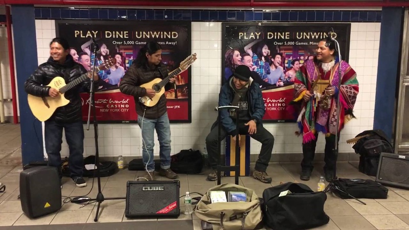 Artistas callejeros entonando Música Andina