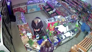 Грабитель расплатился в магазине купюрами “банка приколов“ и сбежал