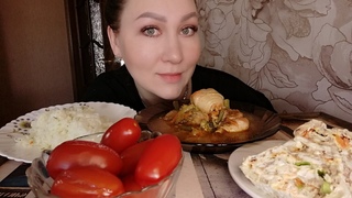 МУКБАНГ/ВКУСНЫЙ ОБЕДКУРИЦА С ОВОЩАМИ, РИС, РУЛЕТ И ПОМИДОРКИ